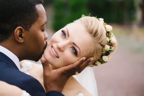 Наречений цілує обличчя нареченої — стокове фото