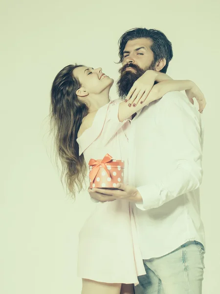 Junges glückliches Paar mit Schachtel — Stockfoto