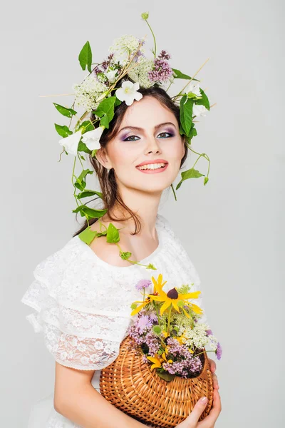 Joven chica bonita con corona de flores — Foto de Stock