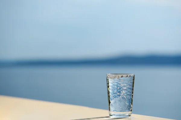 Saf su ile cam — Stok fotoğraf