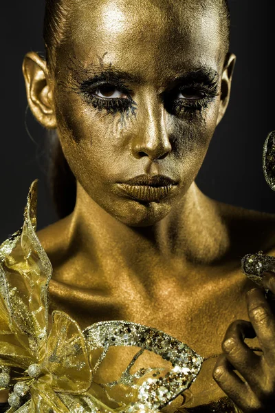 Sexy pretty gouden vrouw — Stockfoto