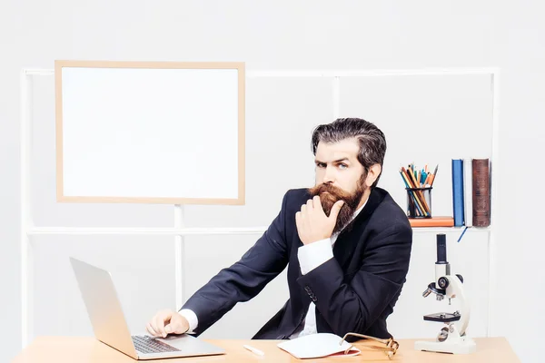 Investigador escribiendo en el ordenador — Foto de Stock