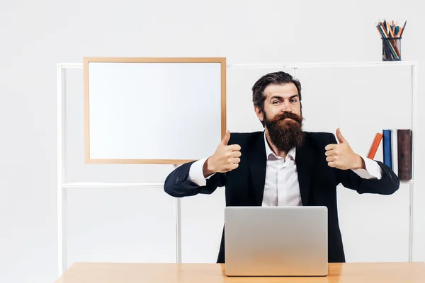 Empresario mostrando señal OK — Foto de Stock