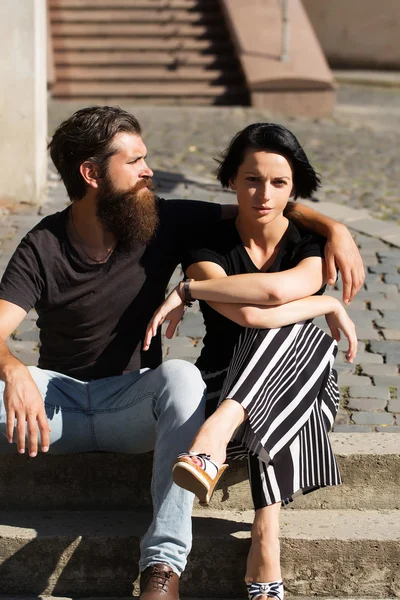 Güzel çift merdivenlerde otur