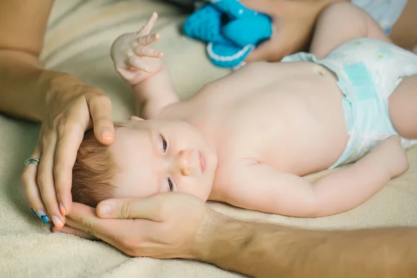 Baby i föräldrar händer — Stockfoto