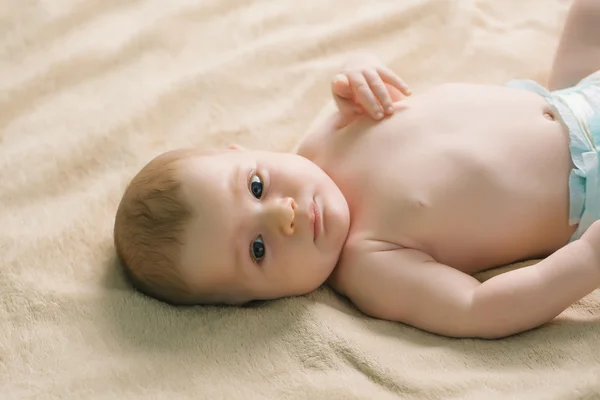 Liten pojke spädbarn — Stockfoto