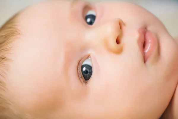 Очаровательный новорожденный мальчик — стоковое фото