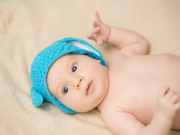 Junge mit blauem Hut — Stockfoto
