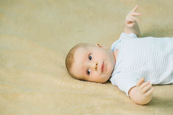 Lindo bebé niño en mamada —  Fotos de Stock
