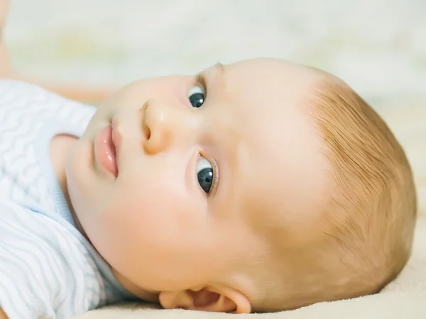 Lindo bebé chico despierto —  Fotos de Stock