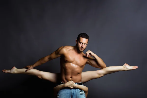 Sexy joven pareja bailando en estudio —  Fotos de Stock