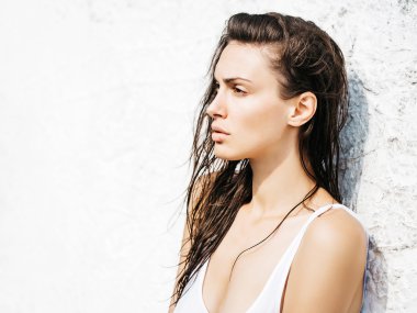 kadın beyaz duvar arka plan üzerinde