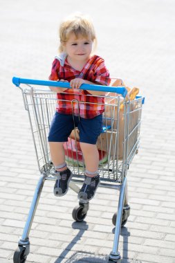 Sevimli çocuk arabası alışveriş