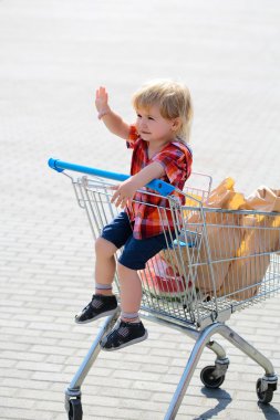 Sevimli çocuk arabası alışveriş