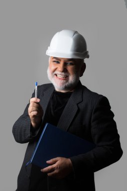 Baret gülümsüyor adam