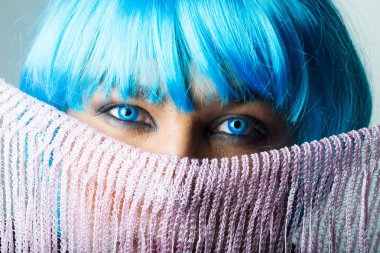 Mavi peruk eşarp arkasında adam