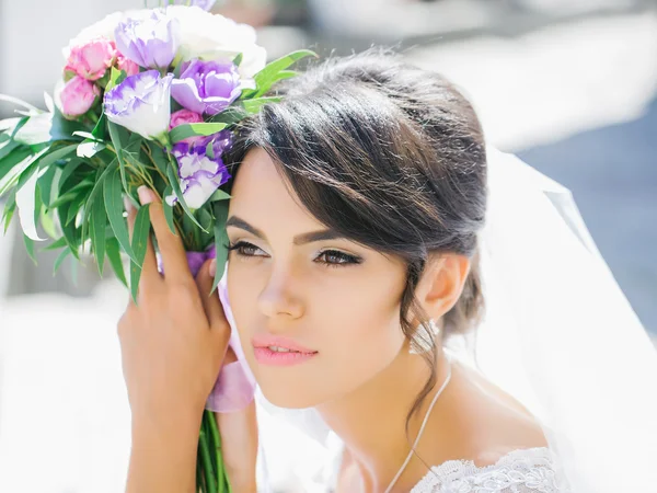 Pretty bride with flower bouquet — Stock Photo, Image