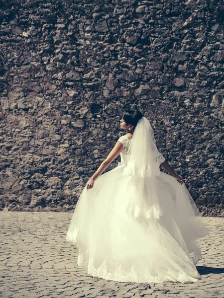 Гарна наречена в білій сукні — стокове фото