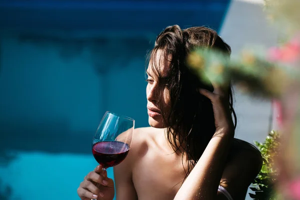 Brunetka dziewczyna, picie czerwonego wina — Zdjęcie stockowe