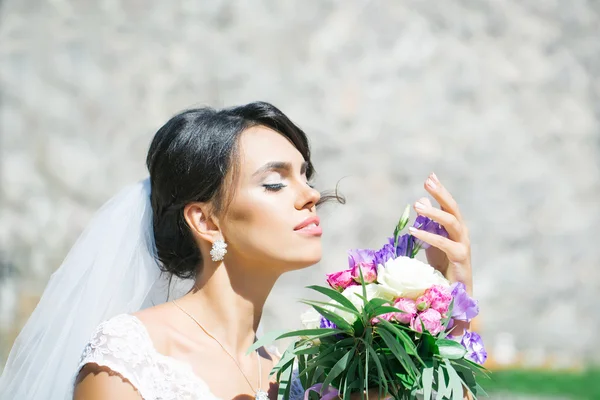 Όμορφη νύφη με μπουκέτο λουλουδιών — Φωτογραφία Αρχείου