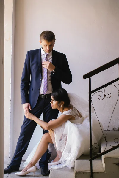 Menyasszony vőlegény keze tart — Stock Fotó