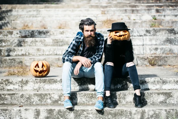 Halloween-Paar mit Kürbis — Stockfoto