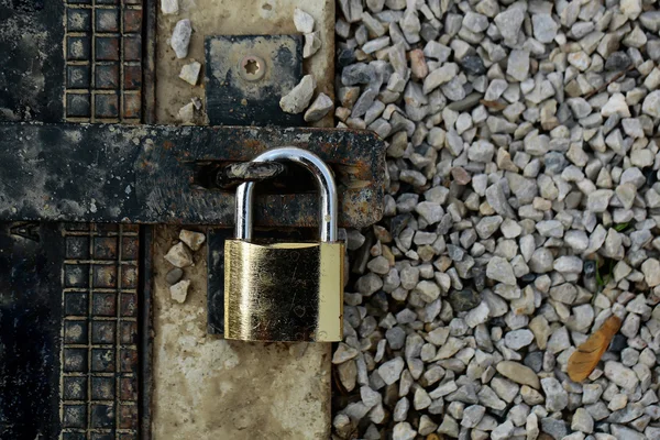 Padlock op roestige metalen poort — Stockfoto