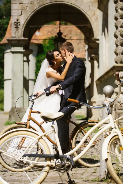 신부는 자전거에 신랑을 키스 — 스톡 사진