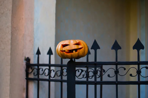 Тыква Хэллоуина пронзила железные ворота — стоковое фото