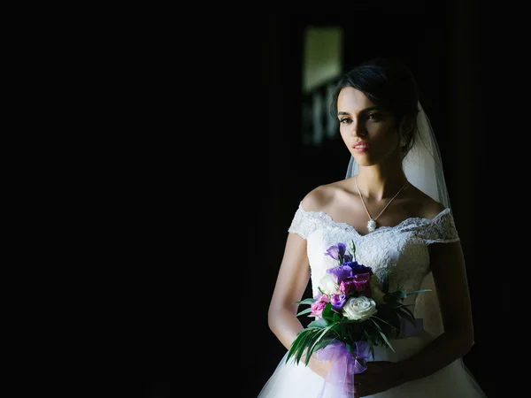 Jolie mariée avec bouquet de fleurs — Photo