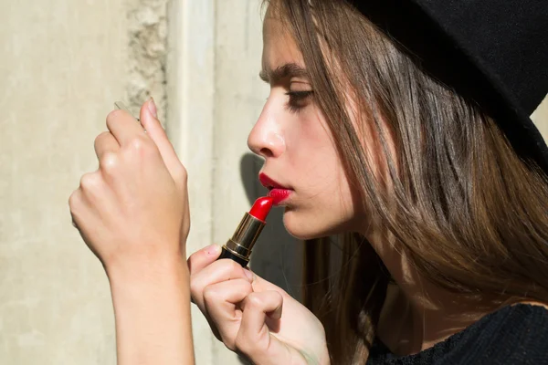 Mulher na moda com batom vermelho — Fotografia de Stock