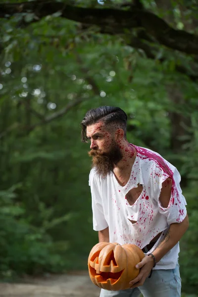 Halloween uomo con zucca e sangue — Foto Stock