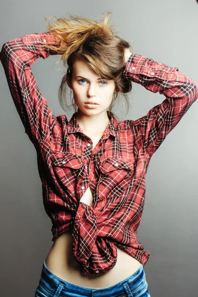 빨간색 체크 무늬 셔츠에 예쁜 여자 — 스톡 사진
