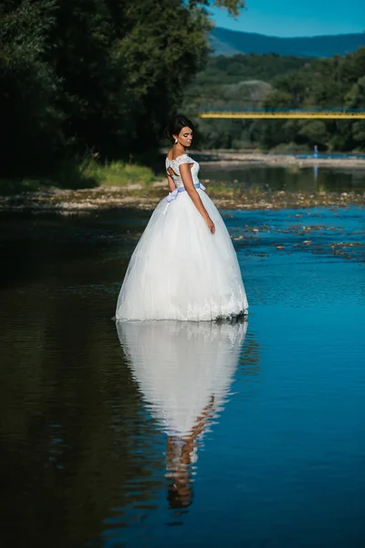 水のきれいな花嫁 — ストック写真
