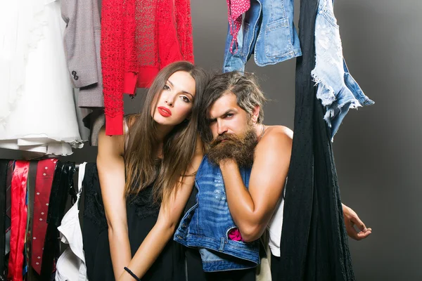 Modepaar im Kleiderschrank — Stockfoto