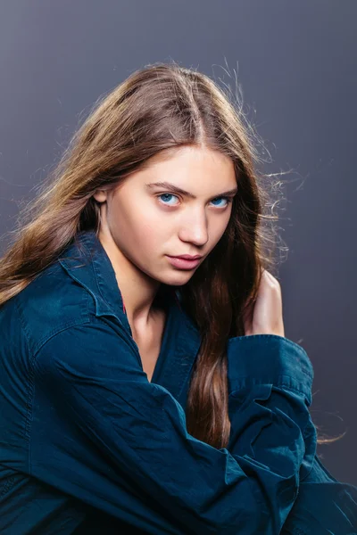 Mooi meisje in blauw shirt — Stockfoto