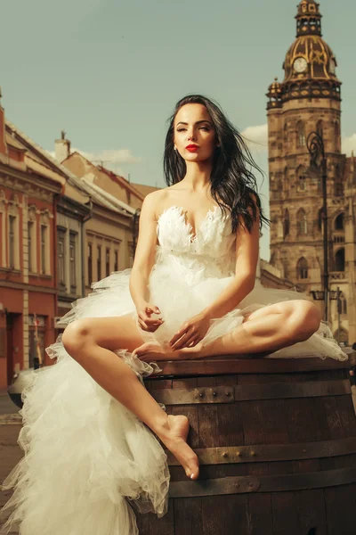 Hochzeit sexy Frau auf Holzfass — Stockfoto