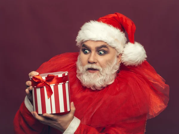 Surprised Christmas man with gift — Stock Photo, Image