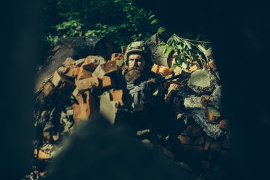 silahı olan genç asker