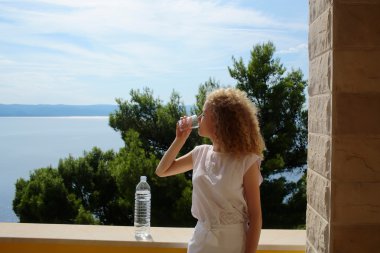 Güzel kız içecekler su