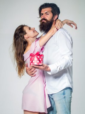 kutusu ile genç mutlu çift