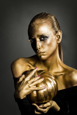 Cadılar bayramı balkabaklı altın kadın