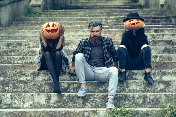Halloween homme et filles avec citrouille — Photo