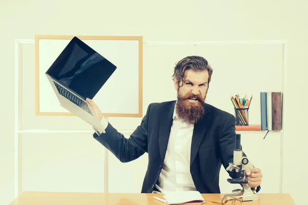 Hombre de negocios enojado con portátil —  Fotos de Stock