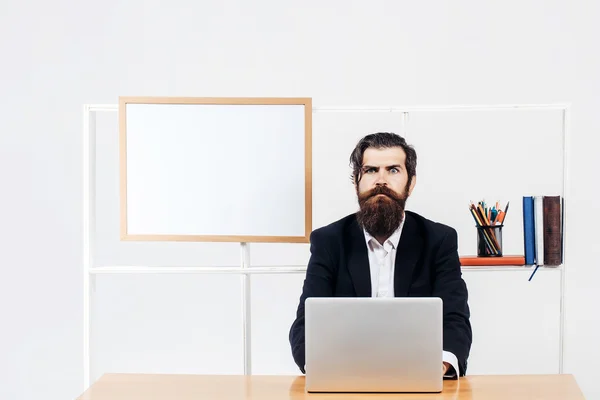 Empresario trabajando con portátil — Foto de Stock