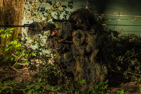 Francotirador en traje ghillie — Foto de Stock