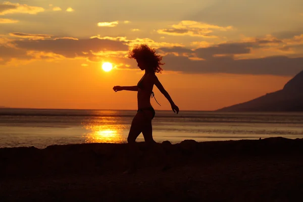 Silhueta mulher na praia por do sol — Fotografia de Stock