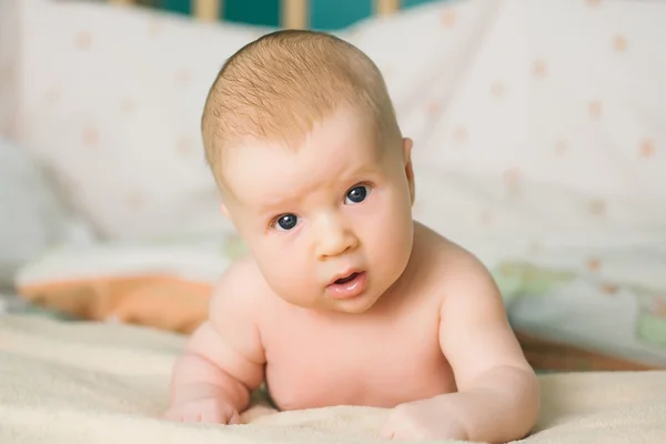 Jongen baby opleggen van buik — Stockfoto