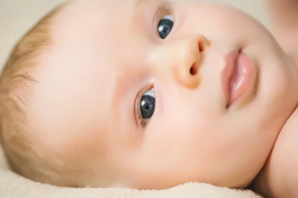 Очаровательный новорожденный мальчик — стоковое фото