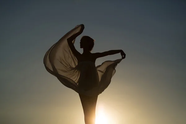 Silhouette della ragazza sopra il tramonto — Foto Stock